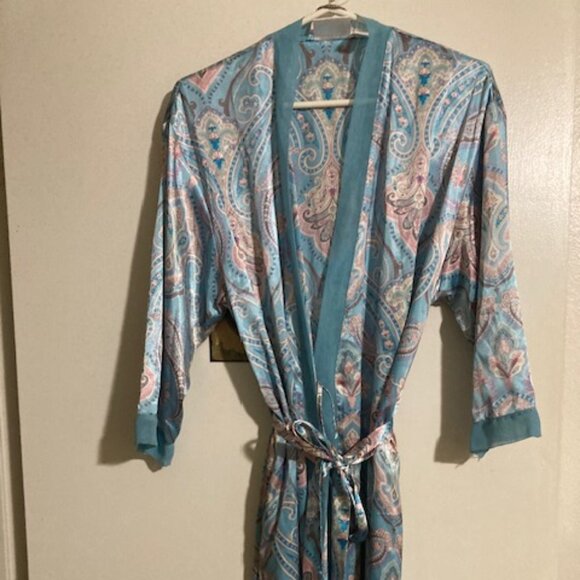 The Lingerie Collection Robe - Picture 1 of 6
